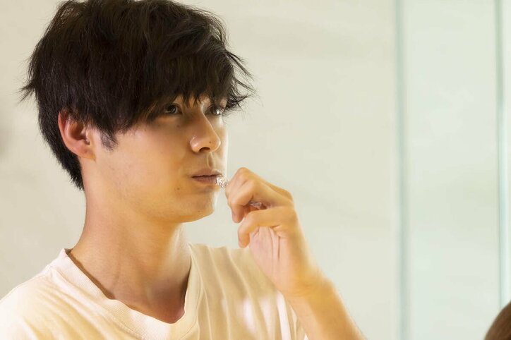 日焼けした肌に「ジェル塗ってあげる」 ゆいこ＆りゅう、歯磨きタイムにドキドキスキンシップ 『恋ステ in the Resort』#2