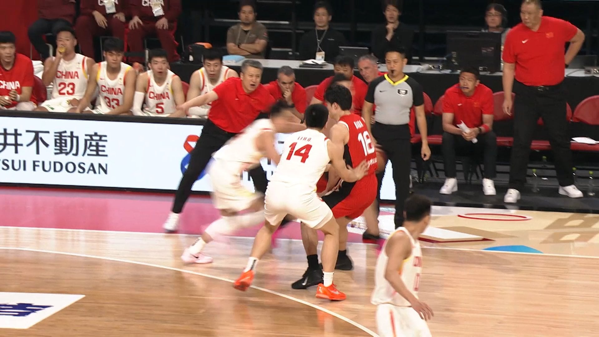 スクリーンをかけようとする馬場雄大