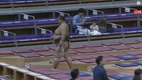 【映像】勇気を与える存在…48歳力士が25歳下を撃破の瞬間
