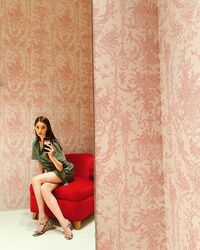 「ああ、女神」「美しい」新木優子、美脚あらわな足組みショットに絶賛の声