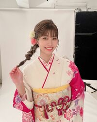「ぎゃんかわ」「デザインも神すぎ!!」生見愛瑠、キュートで華やかな“振袖姿”を公開し、称賛の嵐！