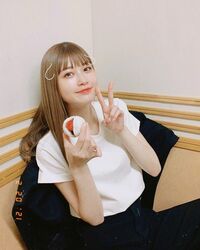 「可愛い杉」「苺とめるるん似合う」生見愛瑠、いちご大福を片手にキュートなスマイルショットを公開