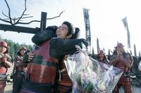 新田真剣佑、笑顔いっぱいの三浦春馬さんと“熱いハグ”ショット公開「大好きが溢れている」「美しい写真」と反響