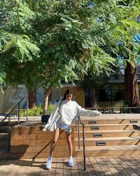 ローラが“真っ白のワントーンコーデ”でのショッピング姿を披露！「天使を見付けた」「ハッピーなエナジーが伝わってくる」とファン絶賛