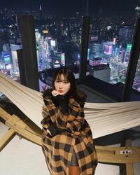 小嶋陽菜、夜景をバックに魅惑の上目遣い 「一番かわいい」「綺麗です！」の声