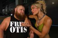 「なんちゅう格好」「切れ込みがすごい」美女レスラー、大胆衣装にファン騒然 “バキバキ”腹筋も披露