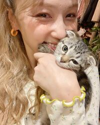 「最強の2ショット」「これは癒される」Dream Ami、愛猫とのラブラブセルフショットにファン歓喜