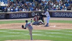 これは酷すぎる… 鈴木誠也に“誤審レベル”の不可解判定　実況もドン引きした“問題シーン”「さすがにこの判定はない」「怒るの通り越して呆れてる」