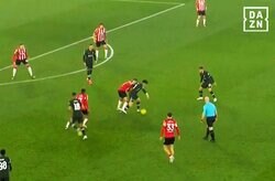 「異常な寄せの速さ」“偽CB”遠藤航、鬼プレスを発動！最前線での衝撃守備が「キレキレすぎる」リヴァプール指揮官も絶賛