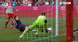 “ジャガー”浅野拓磨、王者バイエルンにフルボッコも速さを見せた 得点未遂のダイナミックな攻撃で日本代表FWが意地を見せたシーン