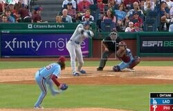 球場騒然！一体、何が起きた…！？ 大谷翔平に珍しいハプニング発生　バットが真っ二つに折られる衝撃シーン… ファン動揺「マジかよ！」「大谷さん調子悪いのかな」