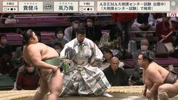 「それ、何してんの？」立ち合い前の“イナバウアー”風ポーズに対戦力士が呆然の表情