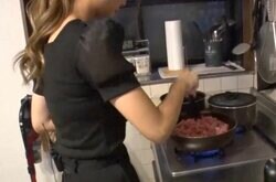“6人兄弟大家族”の美人ママ（34）、ひき肉2.5kgを使った夕食を公開「筋肉使いますね〜！」調理風景に注目