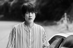 オレンジ髪の謎の女がサイン会を襲撃！人気作家が刺される衝撃の展開に反響「野島伸司脚本マジック」「まさかの展開」『何曜日に生まれたの』第8話