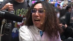 ヒキ強すぎて客がガン見！重鎮ライター沖ヒカル、初打ちの極荒台で最高出玉ゲットの強運炸裂