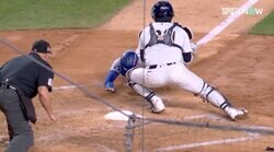 何としてもショウヘイの前に…ドジャース、魂のスクイズ敢行！ 「際どい」判定に不満も「このブロックはいいの？」