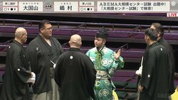 周りは大きな親方だらけ 16歳の“童顔”行司が緊張の物言いでも堂々たるやり取り「落ち着いてるなあ」「たのもしい」