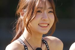 与田祐希似の22歳美女、セクシーすぎるヨガウェアで“女豹”ポーズ！ 金髪YouTuberと密着トレーニングも