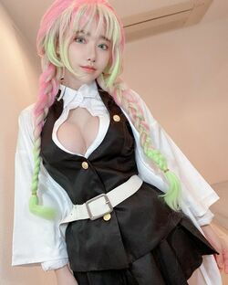 “大喜利柱”深田えいみが『鬼滅の刃』甘露寺蜜璃のコスプレを披露！「本物みたい」と話題に