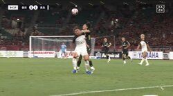 危険すぎる！強烈パンチ直撃で顔面が血まみれに...「大丈夫か？」スタジアム騒然、裏拳喰らって悶絶ノックアウトの瞬間