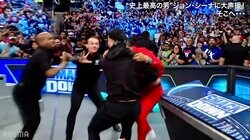 乱闘騒ぎで“謎のフード男”が人気レスラーを援護！ 警備員出動の大混乱救出劇に場内騒然