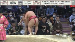 拍手してたらこっちに飛んできた！大興奮の和服女性が目の前に迫る力士にびっくり、座布団の上でぴょん