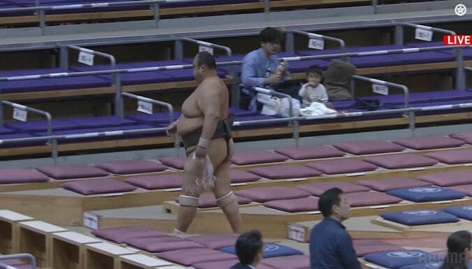 【写真・画像】48歳の角界最年長「体壊すことなく土俵に上がれてるのが奇跡」25歳年下力士をいぶし銀の技術で撃破 胸熱のファン「すごい！」　1枚目