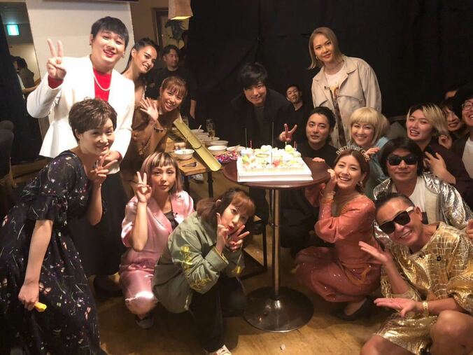 山田孝之に玉山鉄二、PUFFYの姿も！IMALUの誕生日会・集合写真が豪華すぎ 1枚目