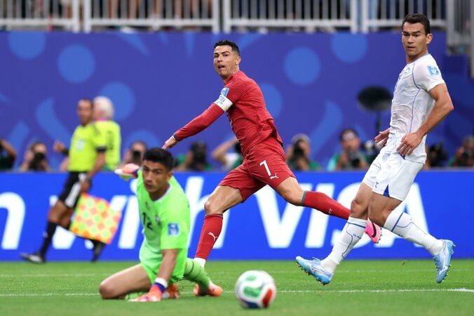 【写真・画像】「いきなり現れた」C・ロナウドが“神出鬼没”ボレー弾！メッシも未到達のW杯6大会連続ゴール「歴史が変わった」「No.1だ」　1枚目