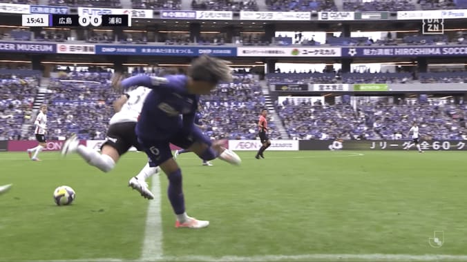 「明らかに不必要」浦和MF、広島MFと接触して絶叫…「後ろ足が膝に入ってる」「イエロー相当」まさかのノーファウル判定でSNS騒然 3枚目