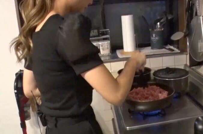 【写真・画像】“6人兄弟大家族”の美人ママ（34）、“月の食費は24万円”冷蔵庫の中身を公開し驚きの声「すごい綺麗に入ってる！」「パンパンだ！」　1枚目