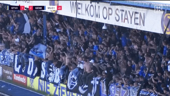 爆竹の投げ入れ、燃え盛る発煙筒…伊東純也ら日本人８選手出場のダービーが大荒れ！サポーターの愚行で試合中断「やりすぎだろ」「水を差すな」SNS騒然 3枚目