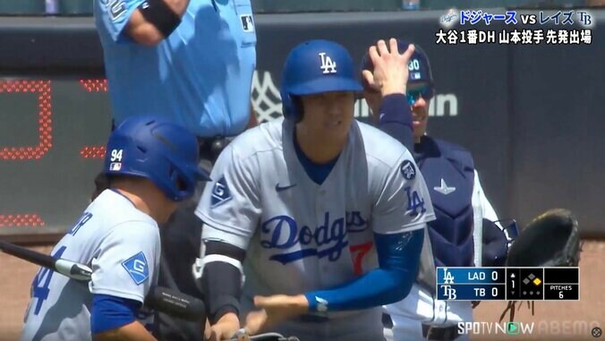 大谷翔平がド軍・名物バットボーイにとった“行動”…ヘレラさんを右手で「ポン」 “感謝の気持ち”滲んだ一幕 2枚目