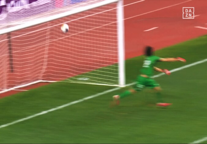 「GKの反応が変…」U-20日本代表が“３連続ミス”で悲劇の失点「なぜあんなパスを出した」「寄せが遅い」アジアカップ準決勝敗退に繋がった決定的瞬間にファン嘆き 3枚目