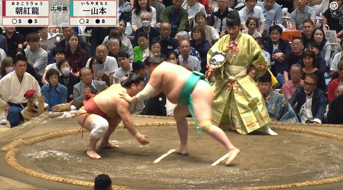 一山本の“謝罪”が引き起こした異例の事態 「謝罪で沸くw」「公務員の頭の下げ方」観客の笑顔と拍手にツッコミ相次ぐ 立ち合い不成立での一コマ 2枚目