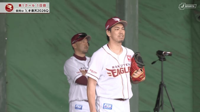 マエケンの投球を三木監督が見守る