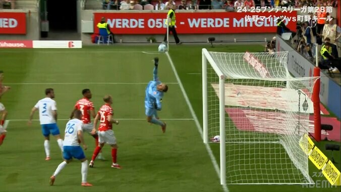 「背筋が半端ない！」日本代表FWの“ノージャンプ絶妙ヘッド”にスタジアム騒然「めちゃくちゃいいコース」町野修斗がバックアップからゴール強襲の瞬間 4枚目
