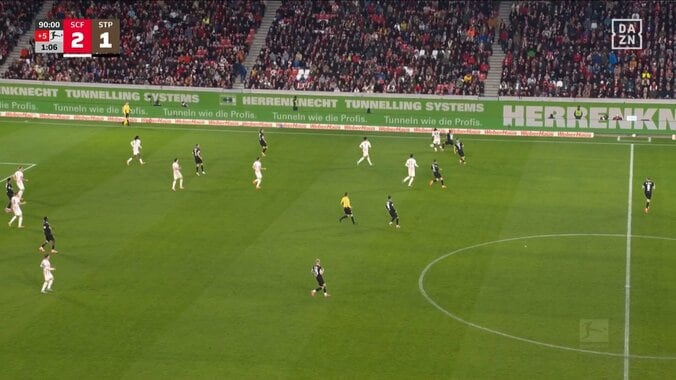 あわや大怪我！日本代表MF、強烈な体当たりで相手選手をピッチ外に吹っ飛ばし、敵地サポーターから大ブーイング 4枚目