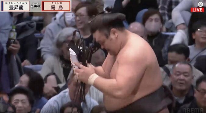 霧島、豊昇龍撃破で「懸賞いっぱい」の圧巻光景　横綱は今場所4位の123本…館内喝采の中、勝利を物語る“分厚い束”に驚き 3枚目