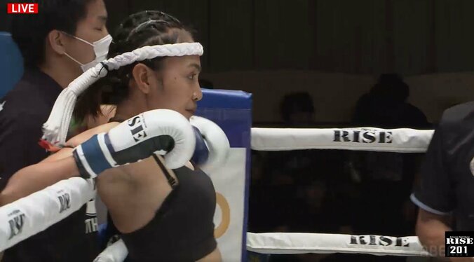 「色っぽ」「かわわ」23歳で通算52勝、タイの“美女刺客”ファイターが登場→衝撃KO負け まさかの結末に「泣いちゃいそう」驚きと心配の声 5枚目