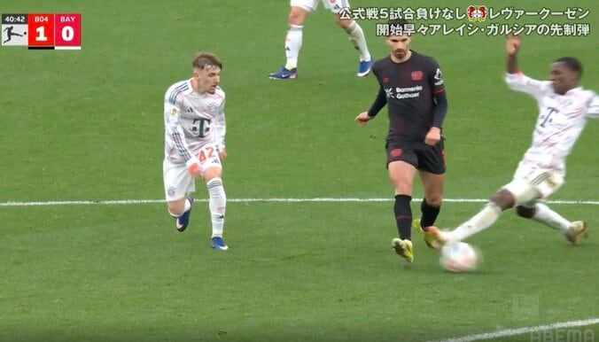 「退場しかないだろ！」バイエルンFW、超危険タックルで“まさかの結末”「エグい曲がり方」足首グニャリ…衝撃の一発退場にファン騒然「恐怖映像やん」 4枚目