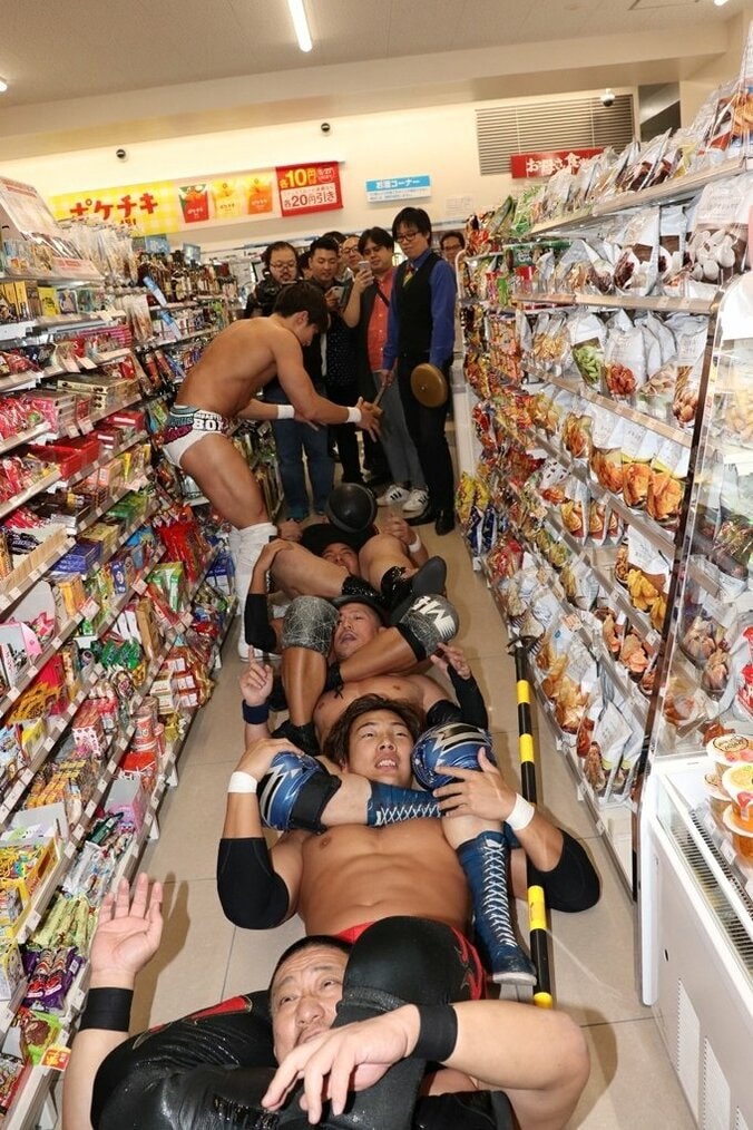 DDT路上プロレス、ファミマ店内で大暴れ！　グロッキー状態の竹下が店内のサプリで復活！？ 1枚目