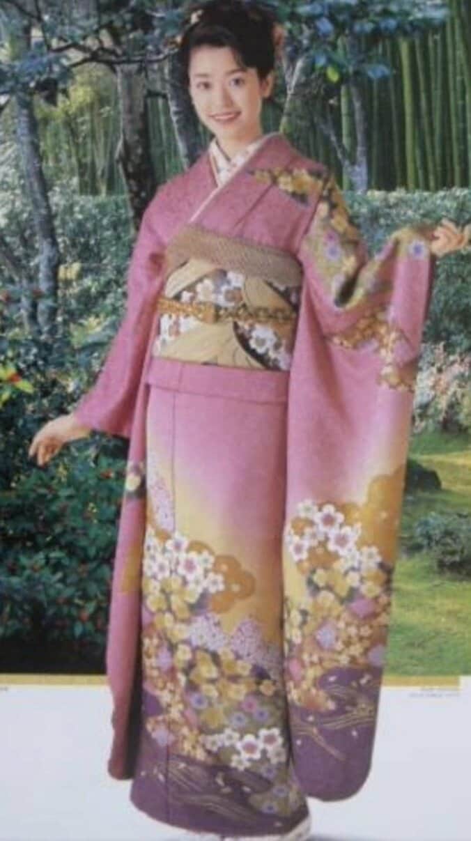 細川直美、20歳頃の振り袖姿を公開「可愛らしくて美しい」「とてもステキ」の声 3枚目