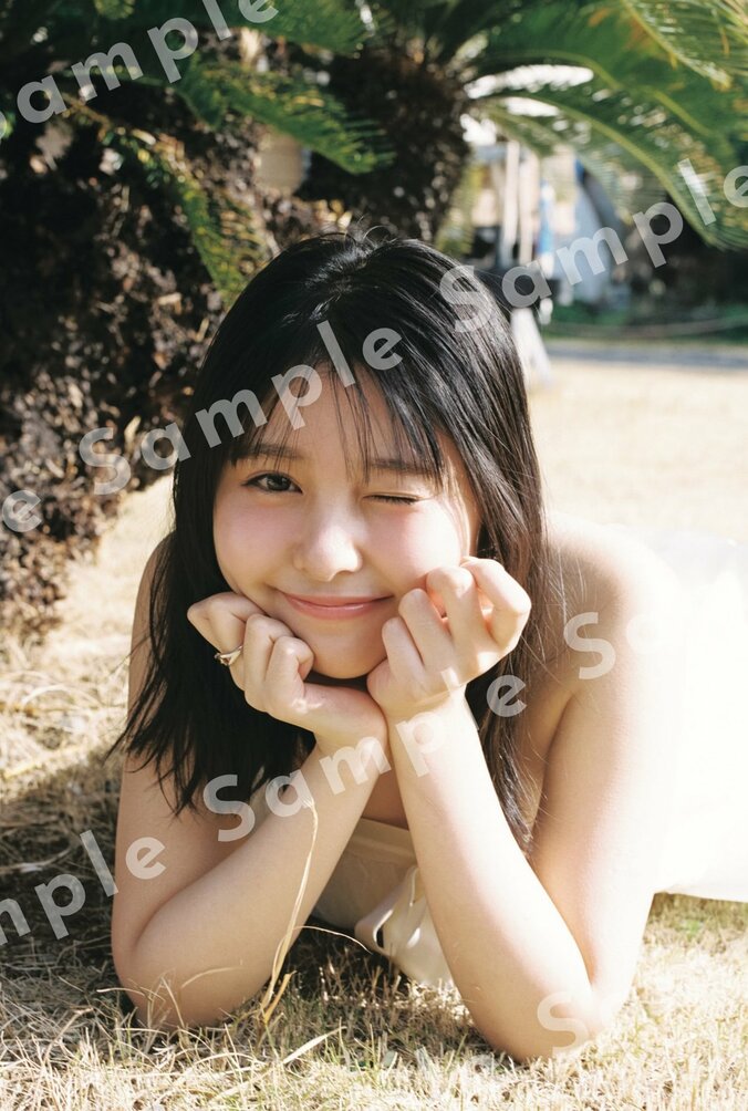 ＜楽天ブックス＞熱海港からフェリーで30分ほどの初島で。開放的な芝生の上でウインク