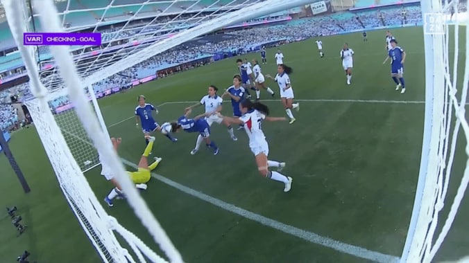 ゴール前で15人混戦！なでしこエース、“執念”のダイビングヘッド弾「よく飛び込んだな」「気合いだ」田中美南のアジアカップ初得点にファン熱狂 5枚目