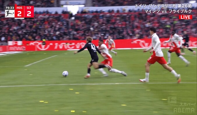 神アシスト！ 堂安律の“４連続スーパープレー”にファン驚愕！「えぐすぎ」「うんまっ」裏抜け→ビタ止めトラップ→ドリブル→クロスでマインツ守備陣破壊 4枚目