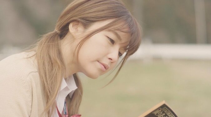 宇野実彩子、ルーズソックスにツインテの女子高生姿に反響 4枚目