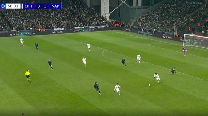 ウソでしょ…！？ 日本代表DF鈴木淳之介、目を疑う“まさかの光景”「強いな」「マジ神」約60m前進“ドリブル突破”のド迫力プレー「数的不利関係なし」 4枚目