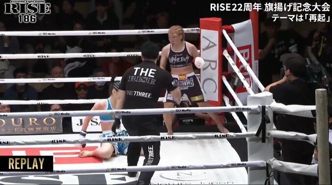 強烈カウンターでダウンを喫する岩永