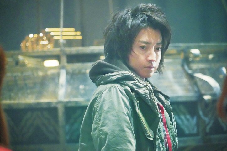 藤原竜也、キンキンに冷えたビールに笑顔 映画『カイジ』より場面写真19枚公開